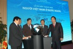 P.Thủ tướng Chính phủ Phạm Gia Khiêm cùng lãnh đạo Bộ, Ngành nhấn nút khai trương website người Việt ở nước ngoài