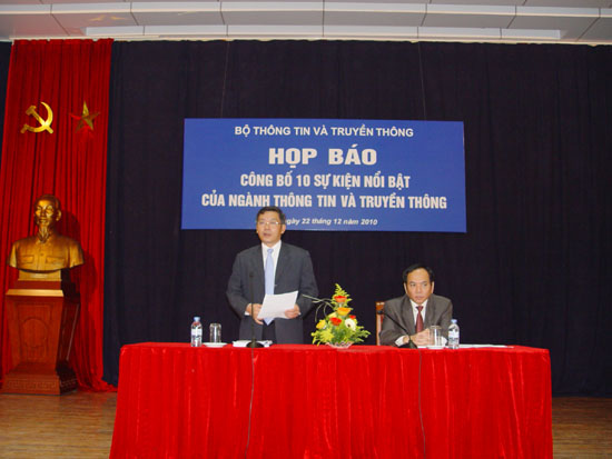 Thứ trưởng Bộ TT&TT Trần Đức Lai (đứng) chủ trì buổi họp báo công bố 10 sự kiện nổi bật trong lĩnh vực thông tin