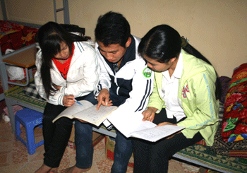Học sinh nội trú của Trường THPT Mường Nhà trong giờ học nhóm.