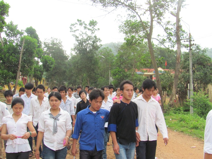 Học sinh trường THPT Chà Cang đi bầu cử