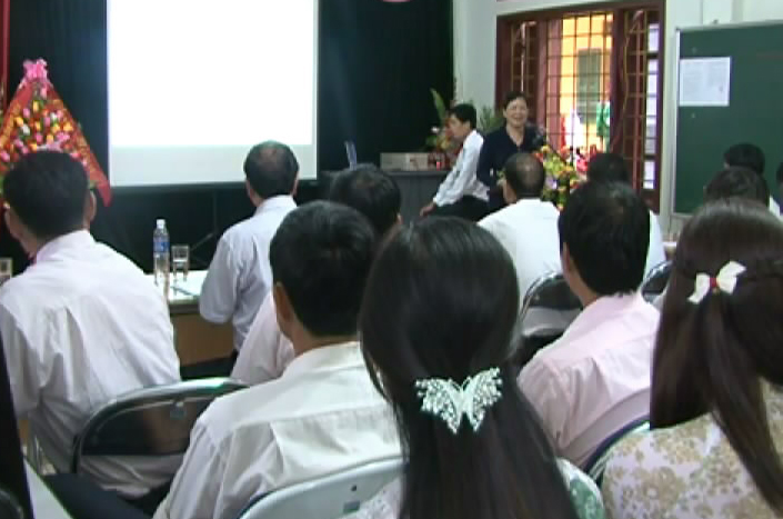 Đồng chí Giàng Thị Hoa - Phó Chủ tịch HĐND tỉnh phát biểu tại buổi lễ khai giảng năm học mới của Trường THPT Chà Cang huyện Nậm Pồ