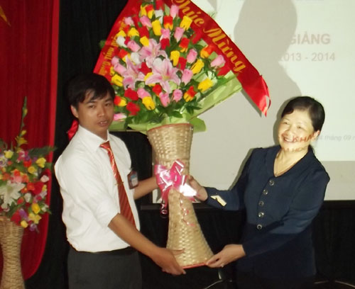 Đồng chí Giàng Thị Hoa, Tỉnh ủy viên, Phó Chủ tịch HĐND Tỉnh tặng hoa cho nhà trường nhân dịp khai giảng