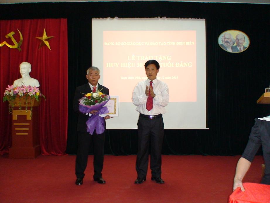 Đảng ủy Sở Giáo dục và Đào tạo: Tổ chức lễ trao tặng danh hiệu 30 năm tuổi đảng cho đồng chí Phạm Văn Tâm